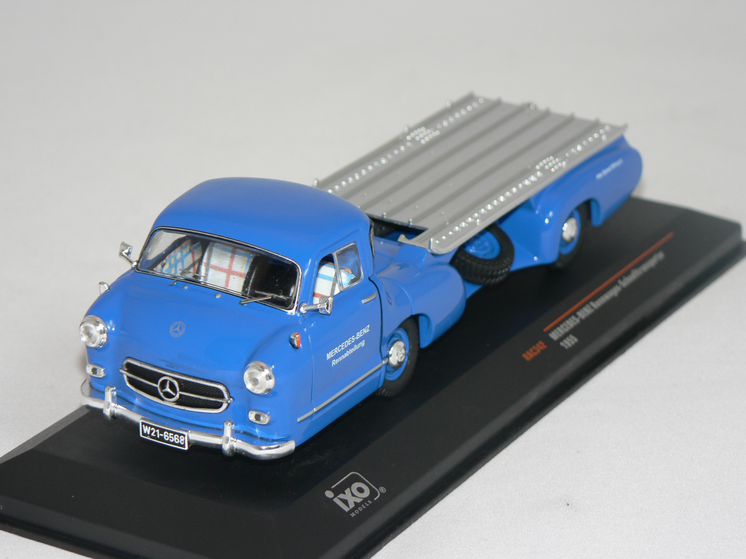 Mercedes Benz  ( Biltransport 1955 ) Tävlings bil ingår ej  Atlas 1:43