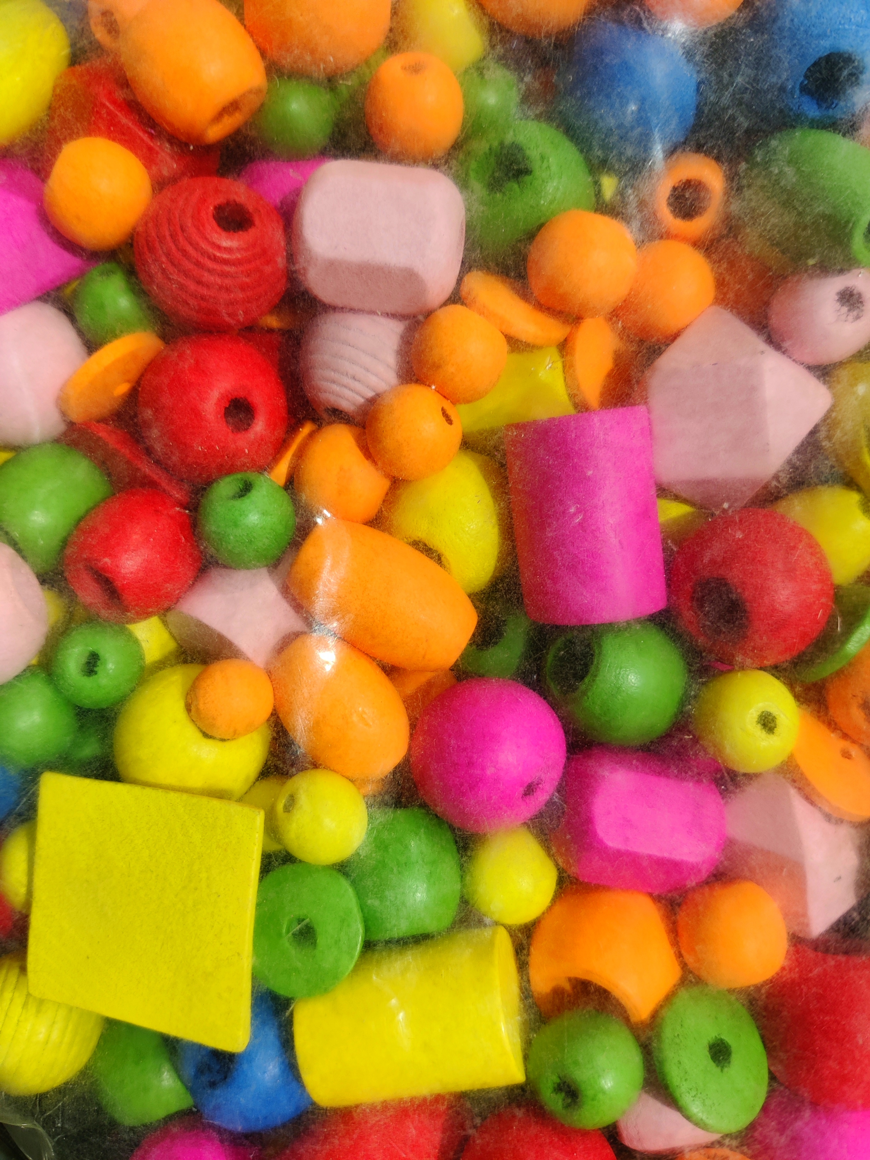 Pearl 'n Fun Wooden pearls in different shapes 1 kg