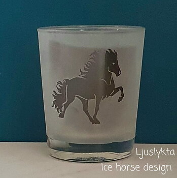 Graverad ljuslykta Islandshäst med en snygg tjock glas kant ner till. Höjd 10 cm rak med tjock botten.
