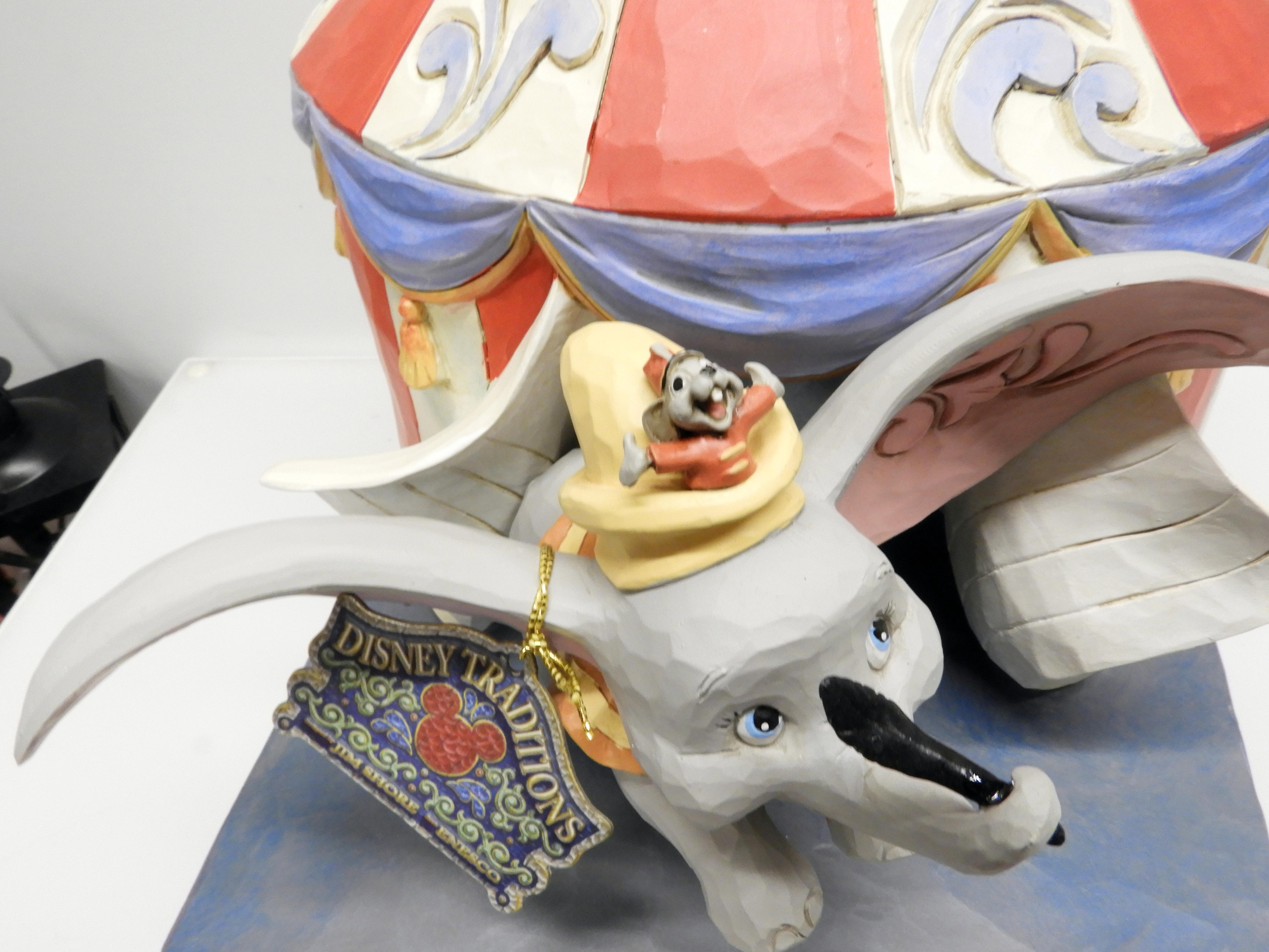 Dumbo över cirkustältet med sin vän Timothy av Jim Shore - 7