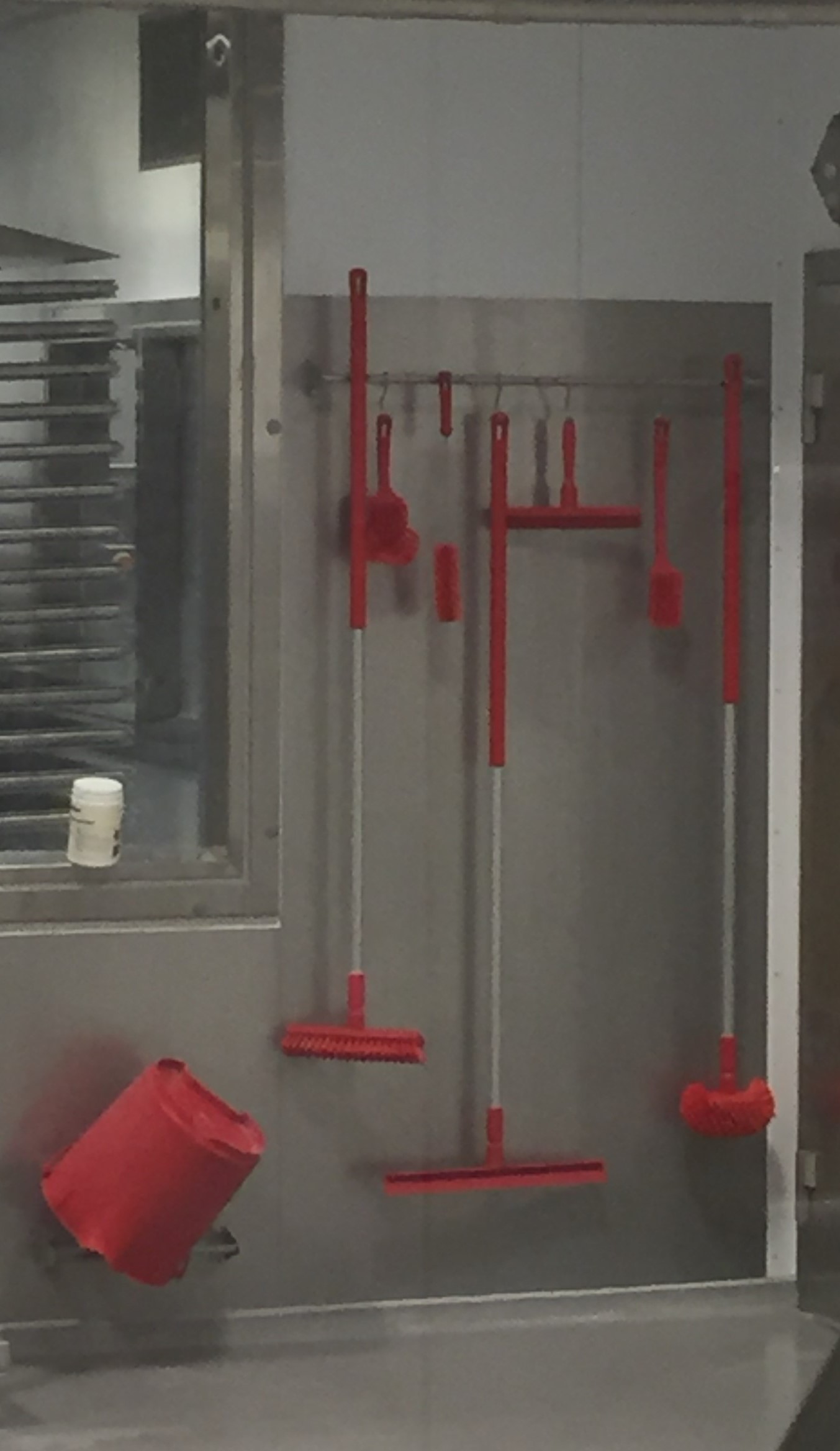 Miljöbild som visar spannupphängning och redskapsförvaring med S-krokar.