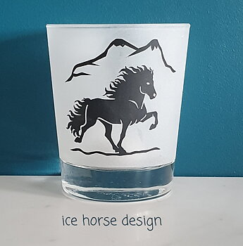Ny idé, Graverad ljuslykta Islandshäst med berg i svart med en snygg tjock glas kant ner till. Höjd 10 cm rak med tjock botten.