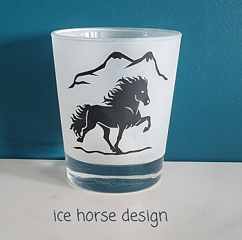Ny idé, Graverad ljuslykta Islandshäst med berg i svart med en snygg tjock glas kant ner till. Höjd 10 cm rak med tjock botten.