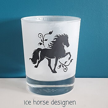 Ny idé, Graverad ljuslykta Islandshäst samt slingai svart med en snygg tjock glas kant ner till. Höjd 10 cm rak med tjock botten.