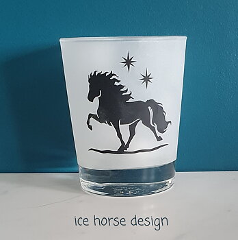 Ny idé, Graverad ljuslykta Islandshäst samt stjärnor svart med en snygg tjock glas kant ner till. Höjd 10 cm rak med tjock botten.