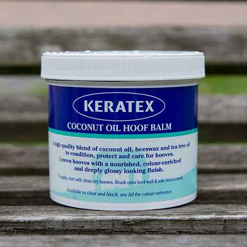 Keratex Coconut Oil Hoof Balm 400g burk på en träbänk utomhus.