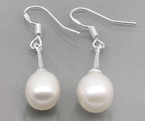 Lujosos aretes de plata con piedras preciosas de perlas genuinas