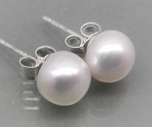 Lujosos aretes de plata con piedras preciosas de perlas genuinas