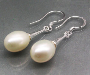 Lujosos aretes de plata con piedras preciosas de perlas genuinas