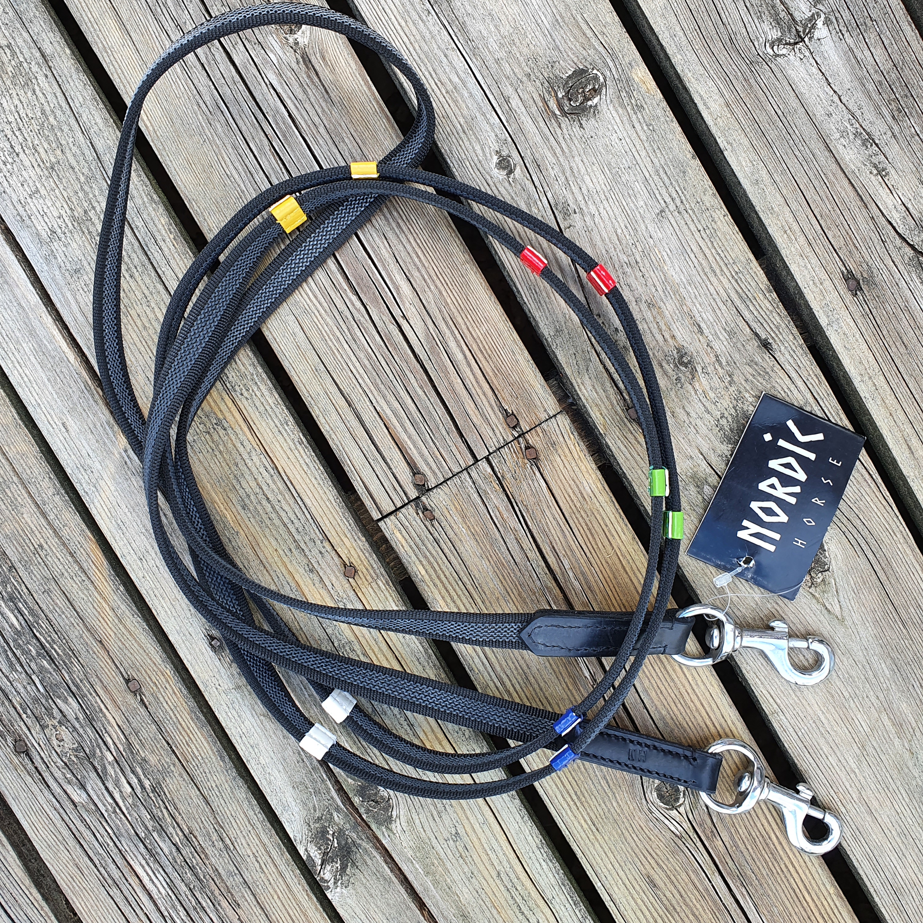En smart tygel Nordic-horse ridskole tygel i supergrep svarta med stopp i 5 olika färger, crom hakar. 255 cm långa Bredd  15 mm