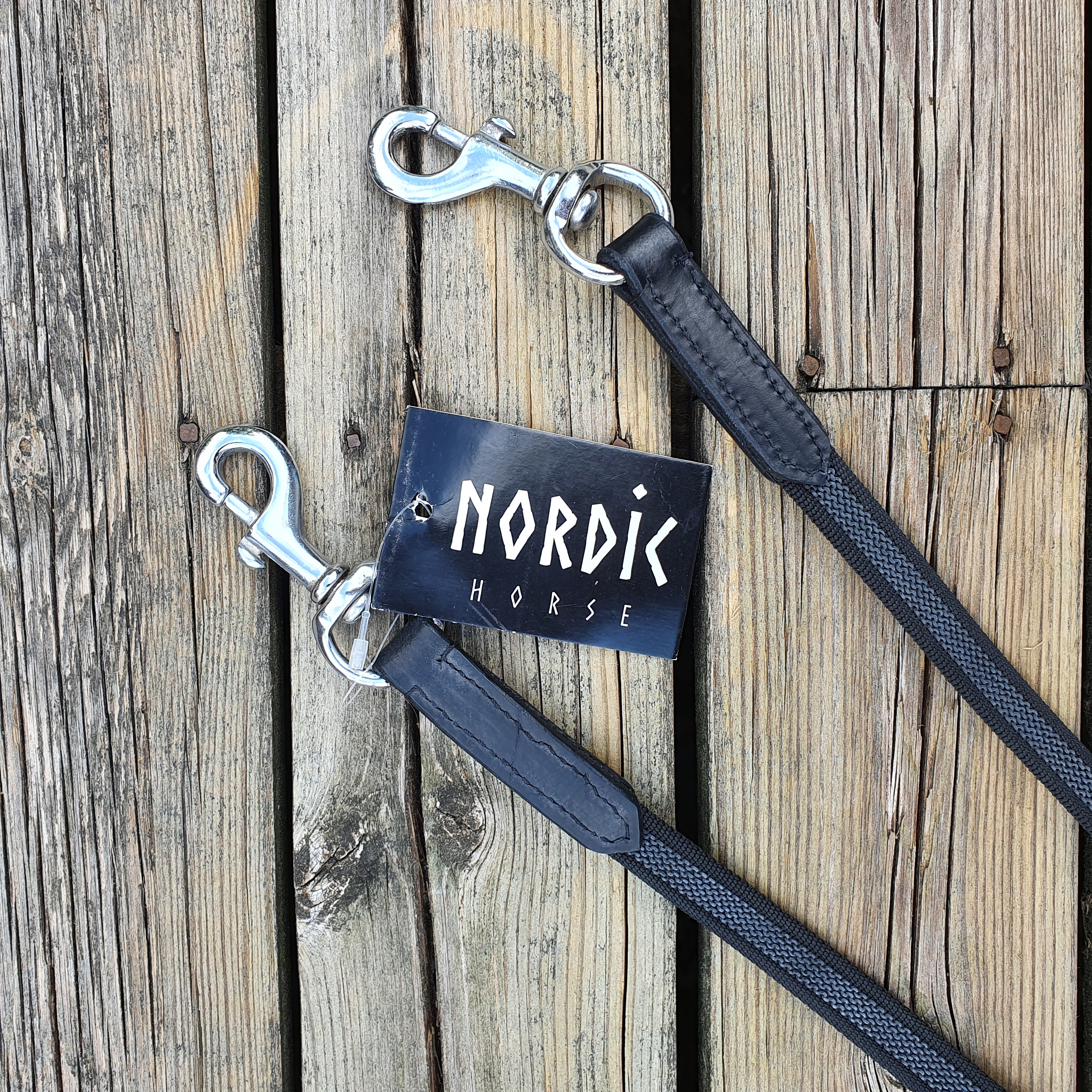 En smart tygel Nordic-horse ridskole tygel i supergrep svarta med stopp i 5 olika färger, crom hakar. 255 cm långa Bredd  15 mm - 3