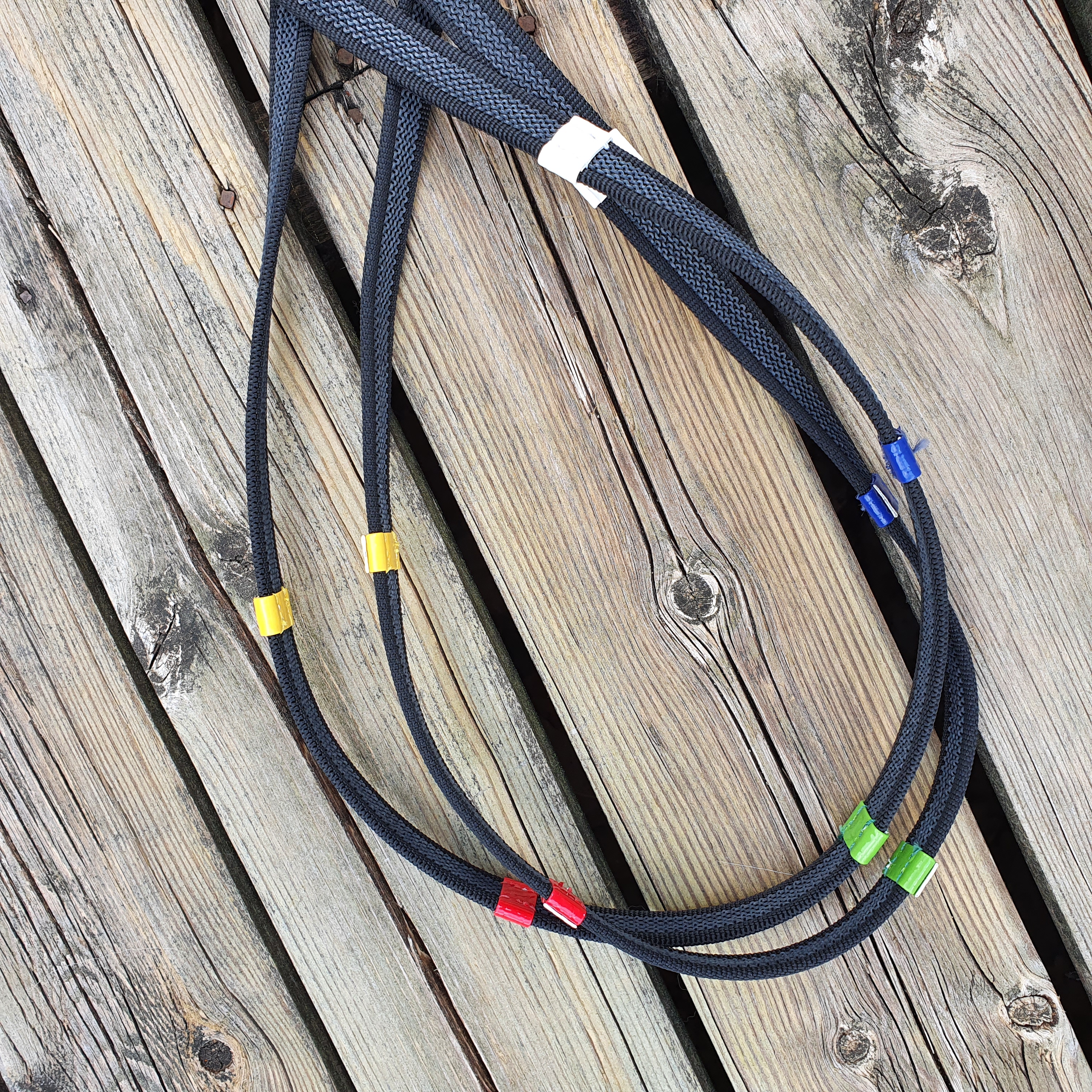 En smart tygel Nordic-horse ridskole tygel i supergrep svarta med stopp i 5 olika färger, crom hakar. 255 cm långa Bredd  15 mm - 2