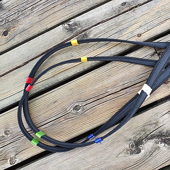 En smart tygel Nordic-horse ridskole tygel i supergrep svarta med stopp i 5 olika färger, crom hakar. 255 cm långa Bredd  15 mm