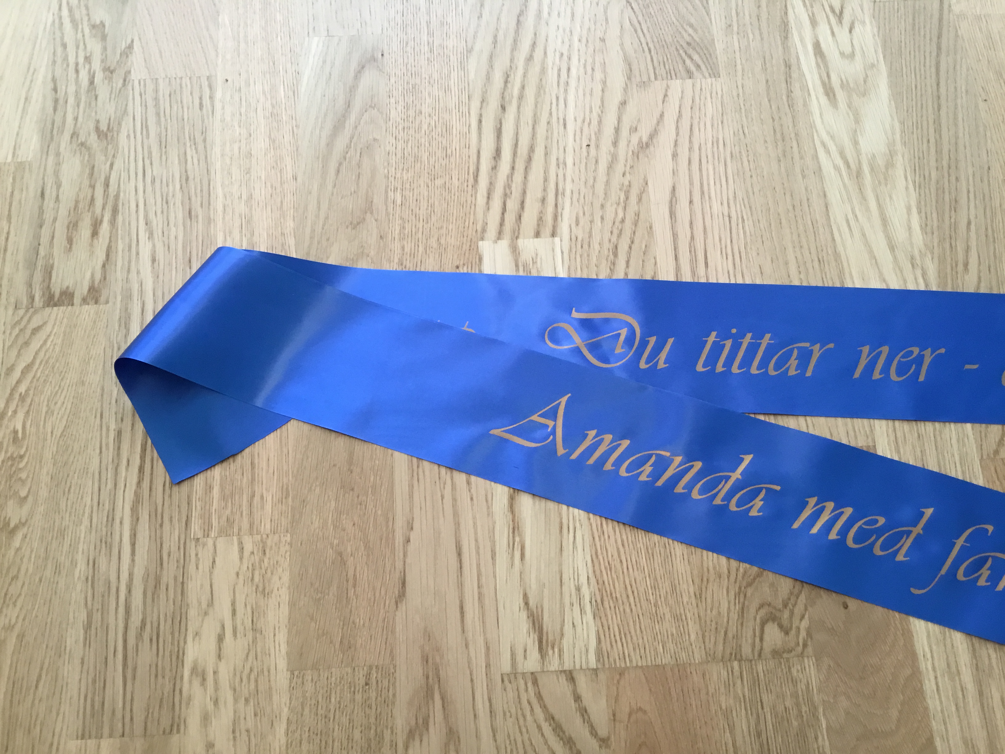 Begravningsband Mörkt blå md guld text nr 806