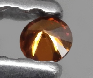 Un diamante rojo anaranjado cereza genuino muy raro de 1,8 mm - 2