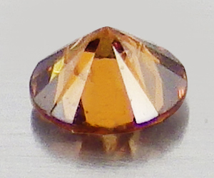 Un diamante rojo anaranjado genuino natural muy raro de 1,7 mm - 2