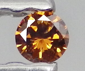 Un diamante rojo anaranjado genuino natural muy raro de 1,7 mm
