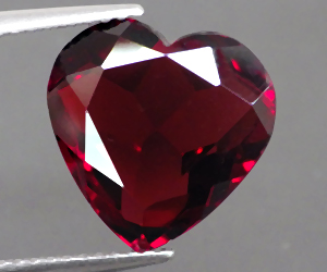 Piedra preciosa de granate piropo en forma de corazón de gran lujo de 6,44 ct