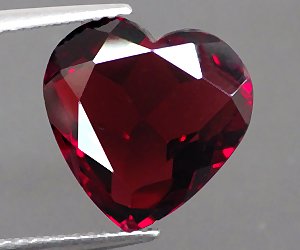 Piedra preciosa de granate piropo en forma de corazón de gran lujo de 6,44 ct