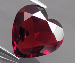 Piedra preciosa de granate piropo en forma de corazón de gran lujo de 6,44 ct - 3