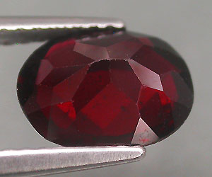 Piedra preciosa de granate piropo natural grande y hermosa de 2,23 ct - 2