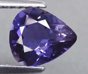 Maravillosamente hermosa piedra preciosa de iolita natural sin tratar de alta calidad.