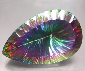Piedra preciosa de cuarzo místico natural perfecto enorme de 77 quilates