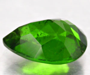 Diópsido de cromo ruso natural en forma de gota grande de 2,07 quilates - 2