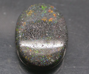 Piedra preciosa de ópalo negro natural única grande de 4,07 ct