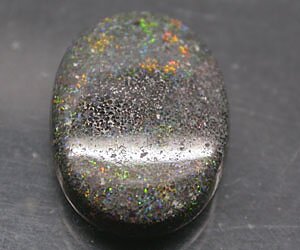 Piedra preciosa de ópalo negro natural única grande de 4,07 ct