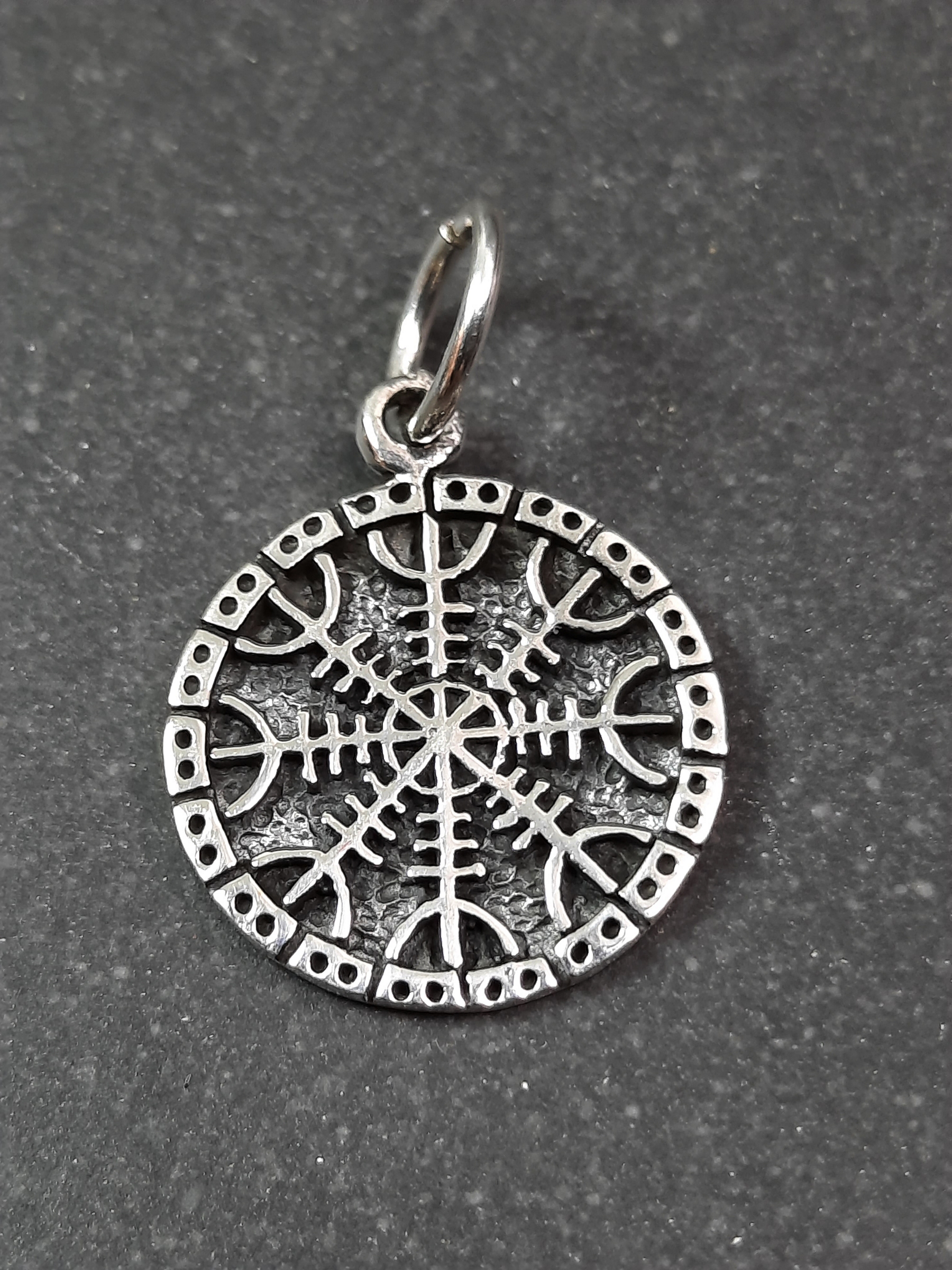 Aegishjalmur / Skräckhjälmen Hänge  i Silver - 23mm