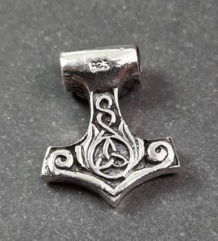 Tors hammare med Triquetra i silver