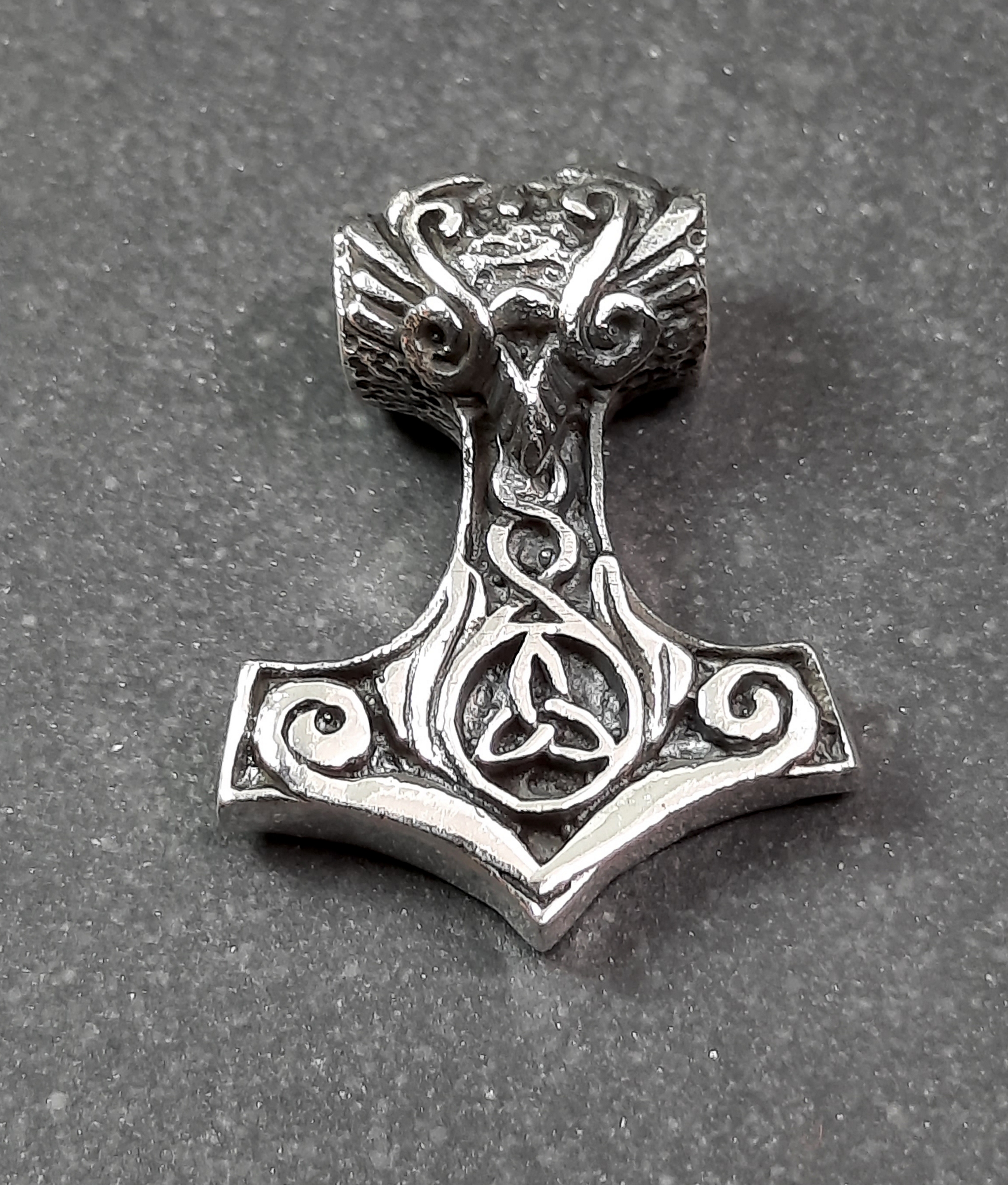 Tors hammare med Triquetra i silver