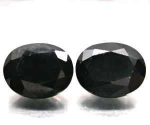Piedras de espinela negra a juego perfectas para pendientes.