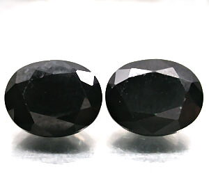 Piedras de espinela negra a juego perfectas para pendientes.
