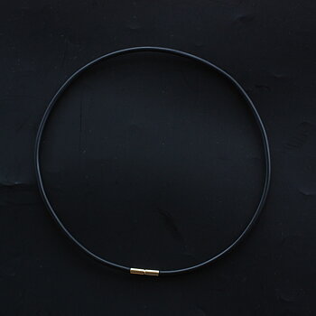 Svart gummilänk - halsband med 18K lås