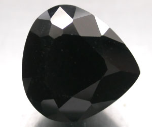 Hermosa espinela negra natural grande de 9,05 ct