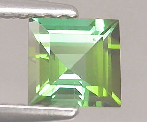 Lujosa piedra preciosa de turmalina verde con brillo superior natural