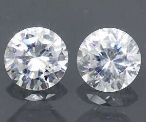 Coincidencia absolutamente perfecta de piedras redondas de circonita blanca de 7 mm.