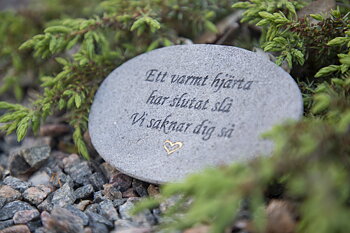 Sten med olika graverade texter