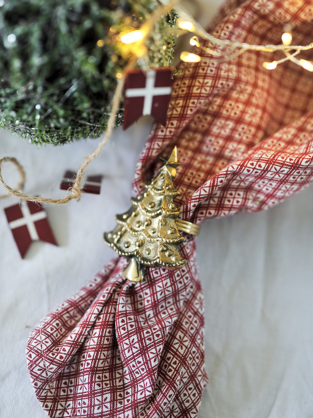 Servettring med gran till dukning - Guldmässing