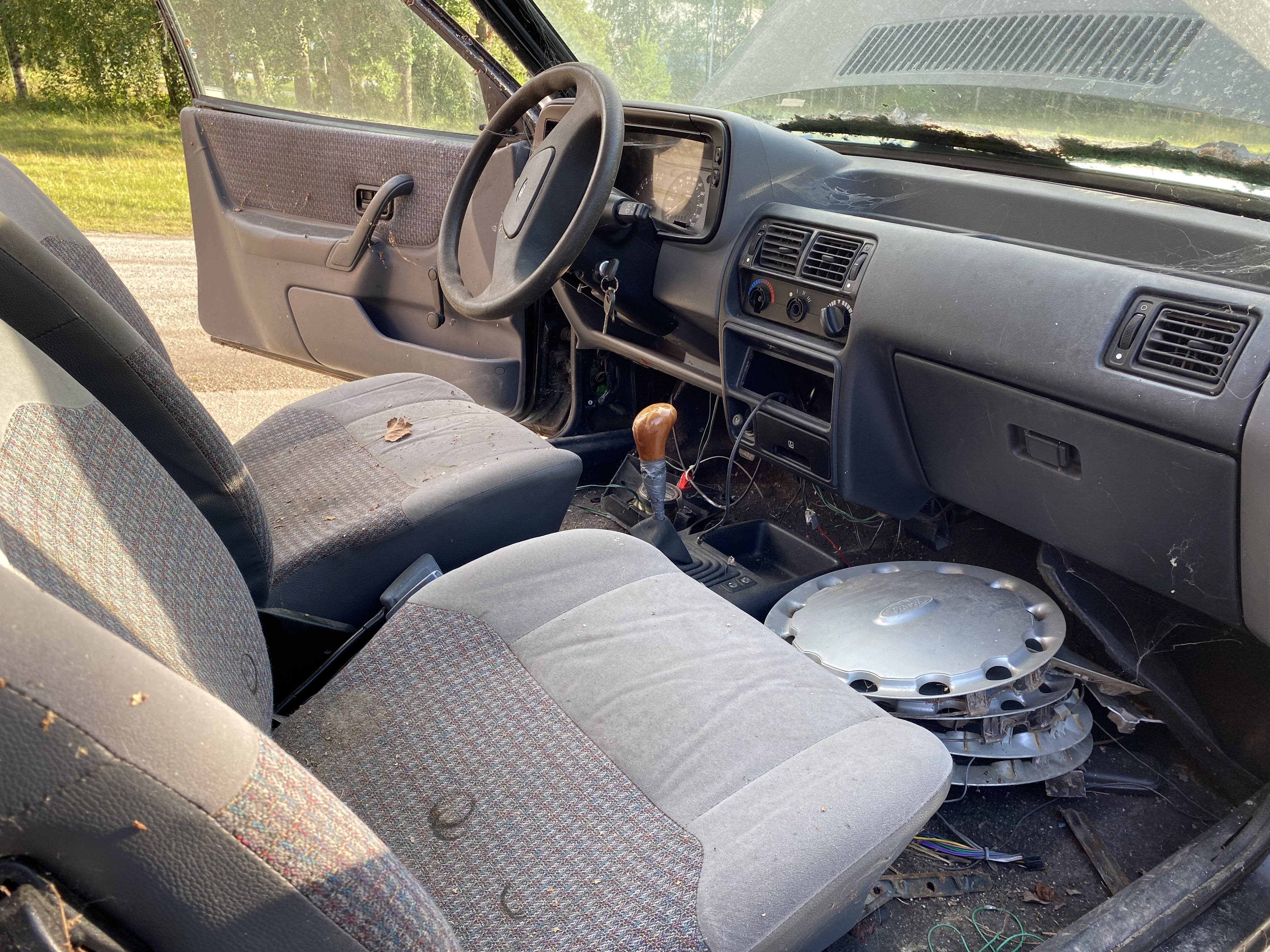 Ford Escort Laser - Reservdelsbil (säljes i delar) - 7