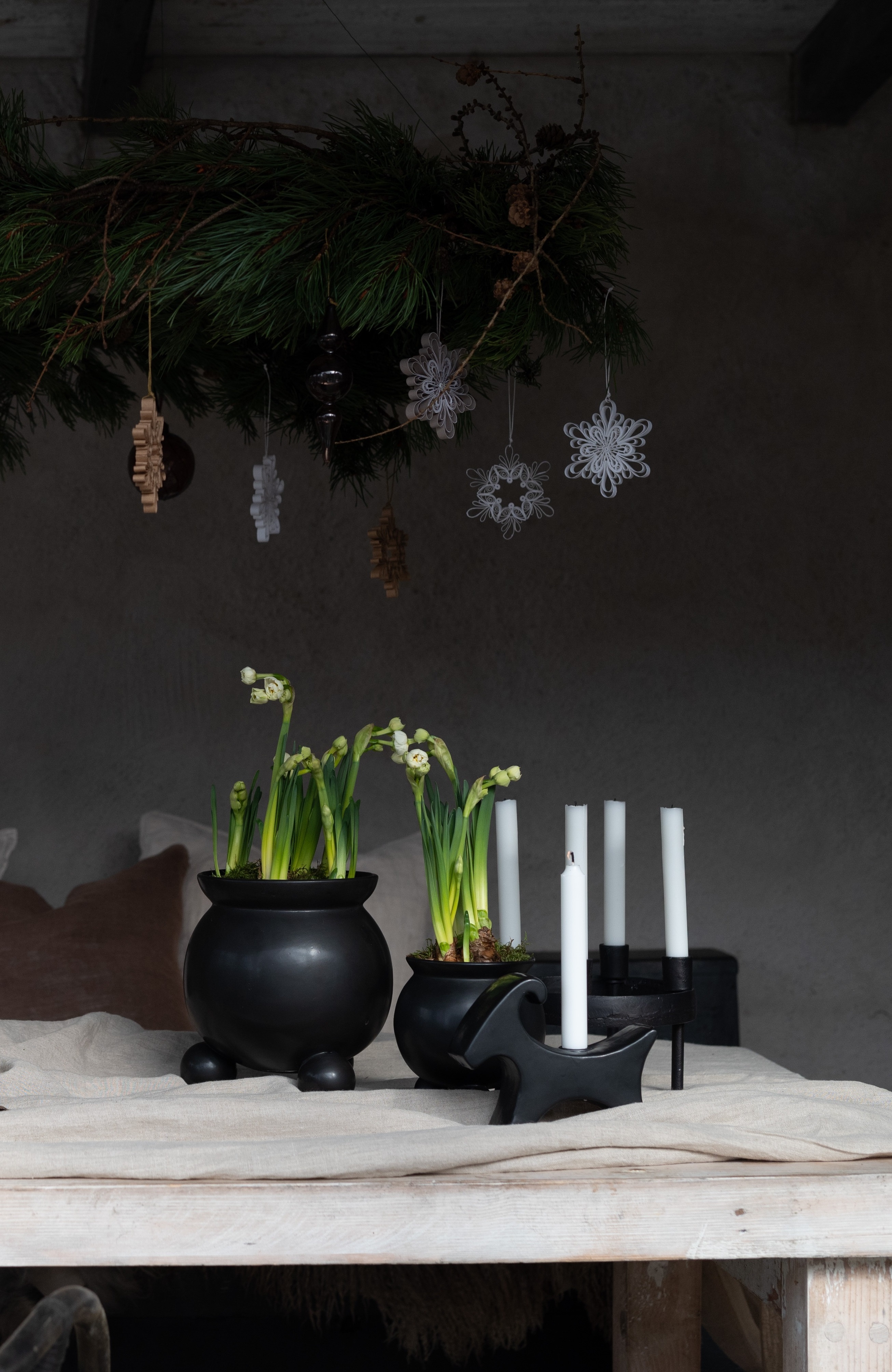 Pot with ball feet - Black - 15x20 cm