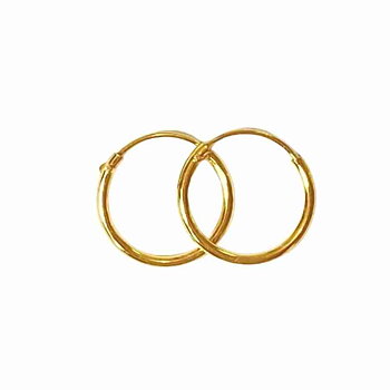 Örhänge i guldpläterat äkta silver. Guldringar till öronen i 10 mm. Örringar, hoops eller creoler är andra namn för detta örhänge.