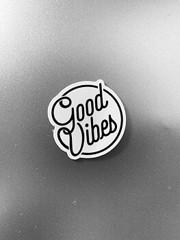 Good vibes klistermärke