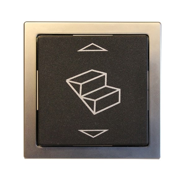 Strömbrytare för fotsteg. Svart, ram i silver