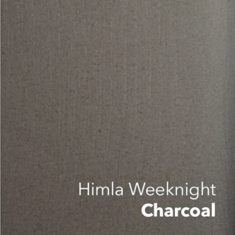 Färgprov i charcoal bets för träsoffa i skandinavisk stil