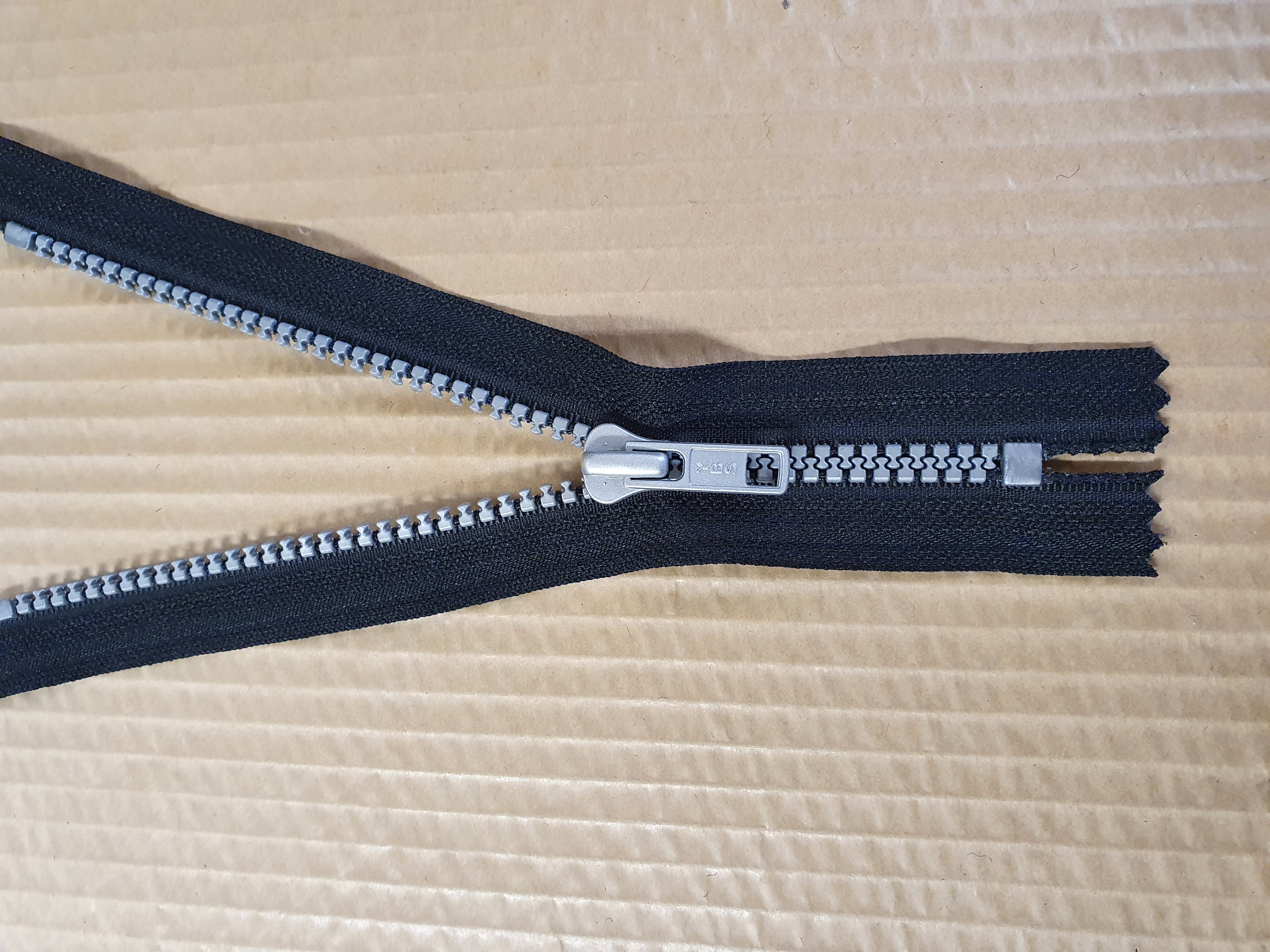 Blixtlås VFC-56 fg Svart med silverfärgade plasttänder