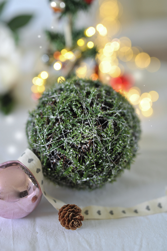 Ball with frost & glitter - Ø 13 cm