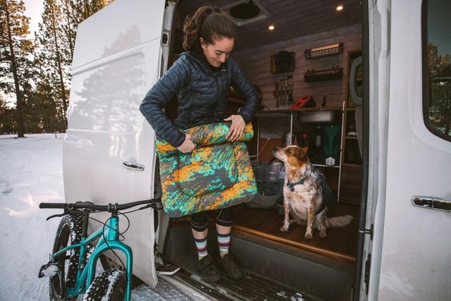 Ruffwear Basecamp Koiran Peti - Orange Reef - retkipeti koiralle 